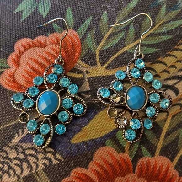 Jewelry - VERY PRETTY EARRINGS.  final price no more discounts.